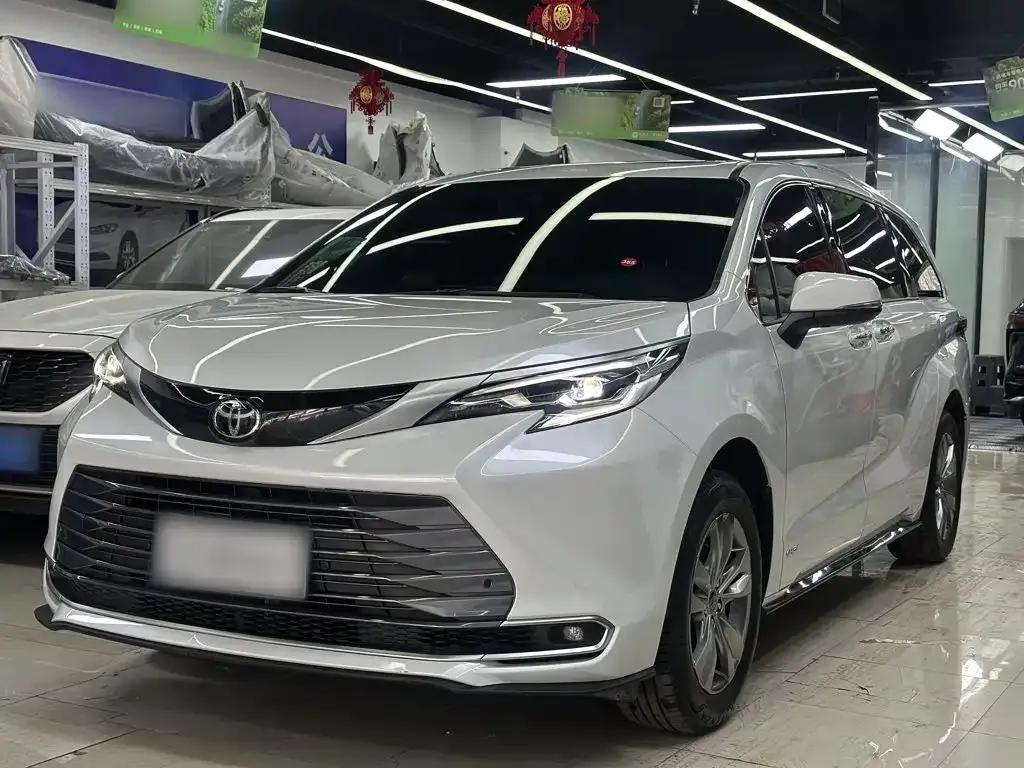 Toyota Sienna — фото 1