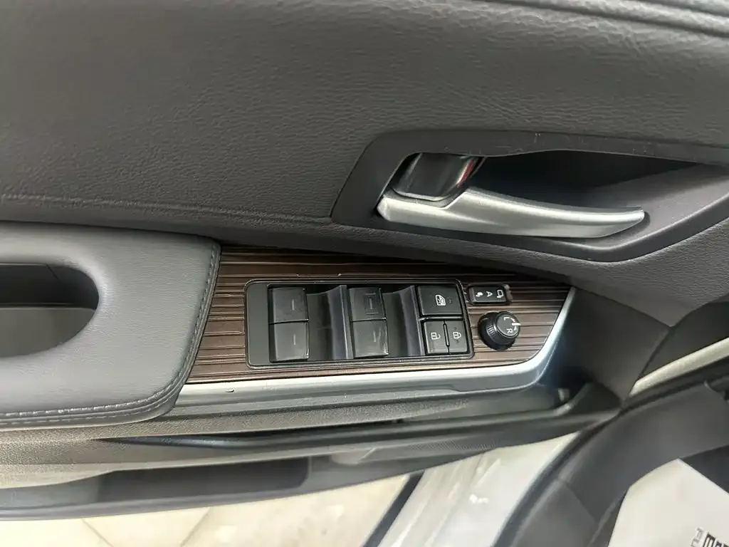 Toyota Sienna — фото 9
