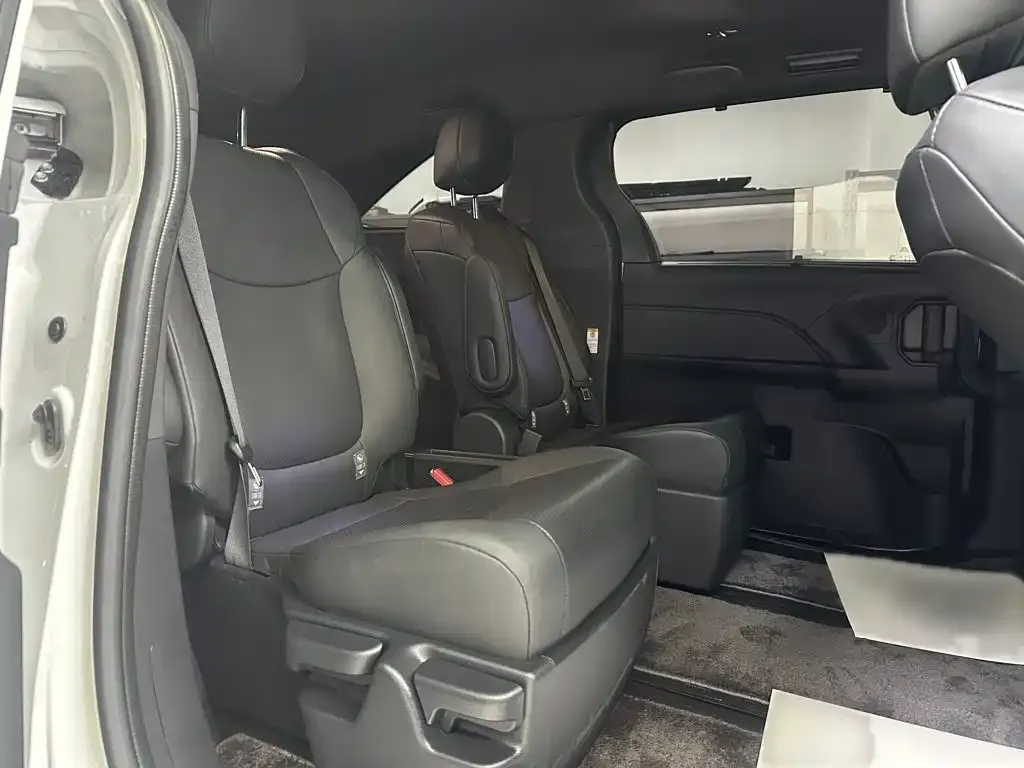 Toyota Sienna — фото 10