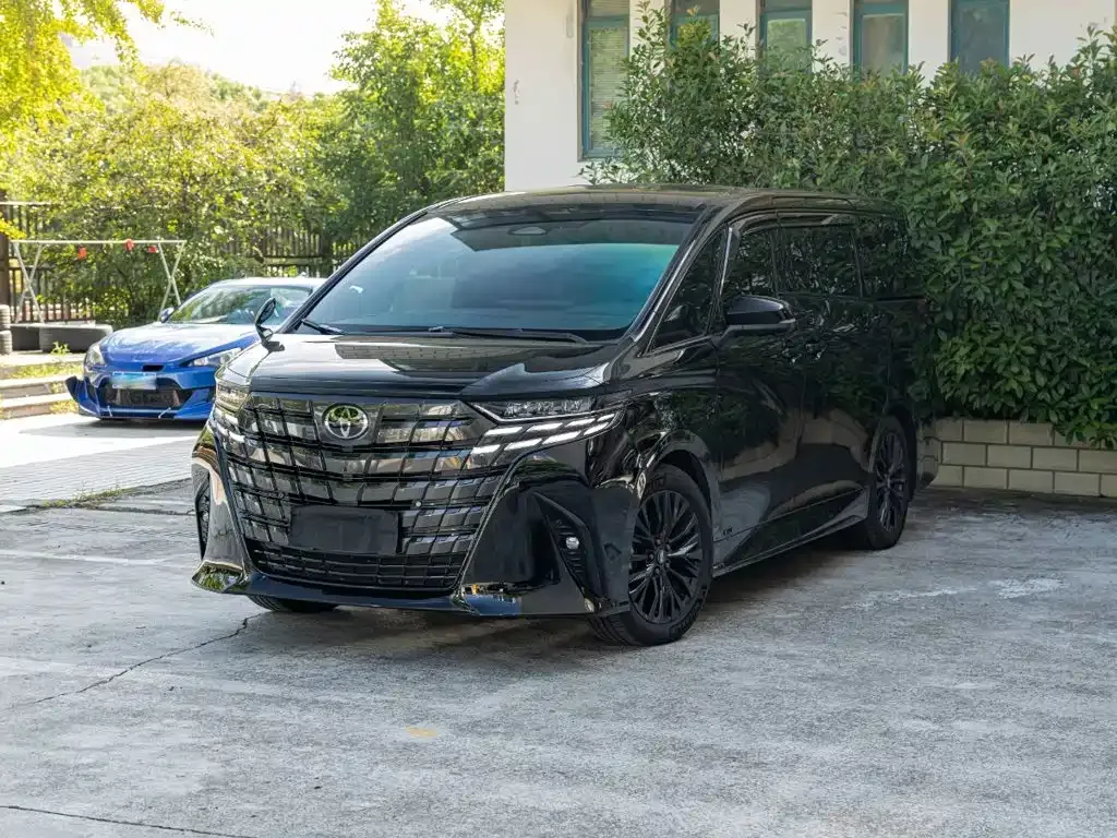 Toyota Alphard — фото 1