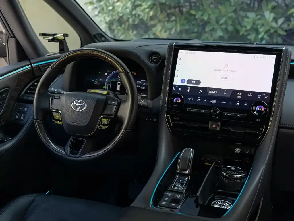 Toyota Alphard — фото 4