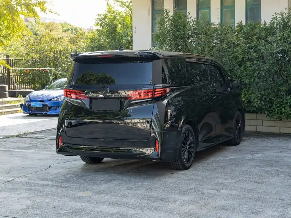 Toyota Alphard — фото 6