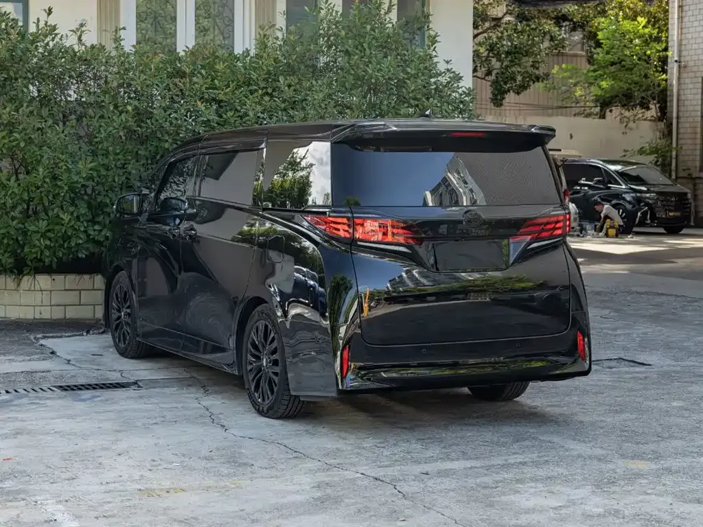 Toyota Alphard — фото 10