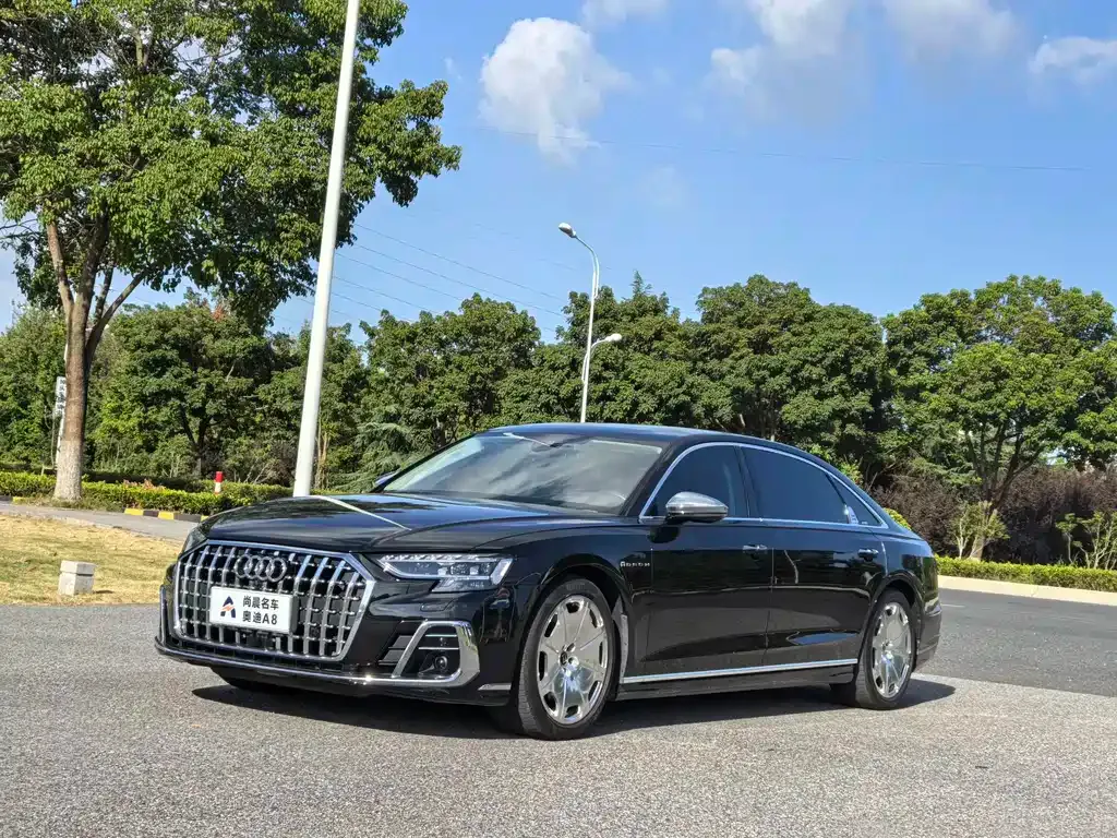 Audi A8 — фото 1
