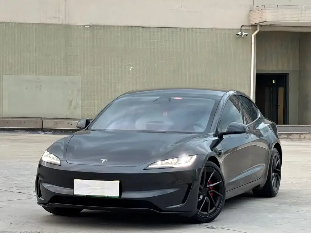 Tesla Model 3 — фото 1