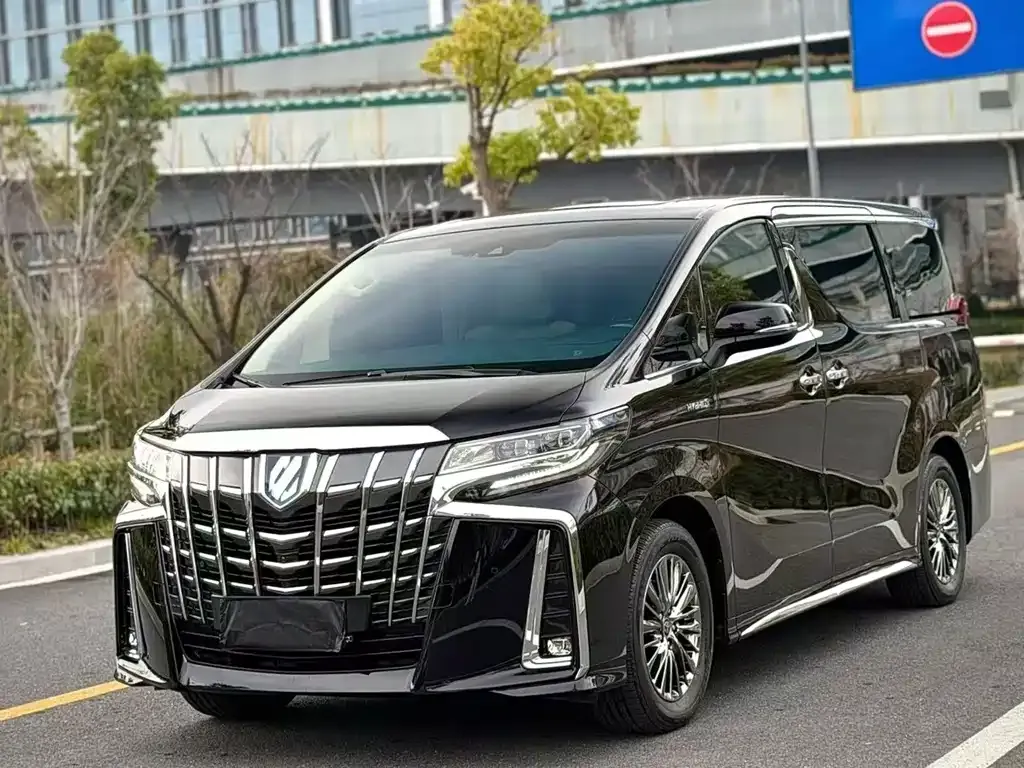 Toyota Alphard — фото 1