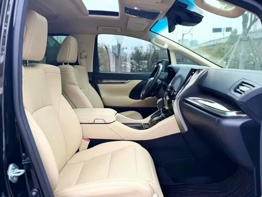 Toyota Alphard — фото 2