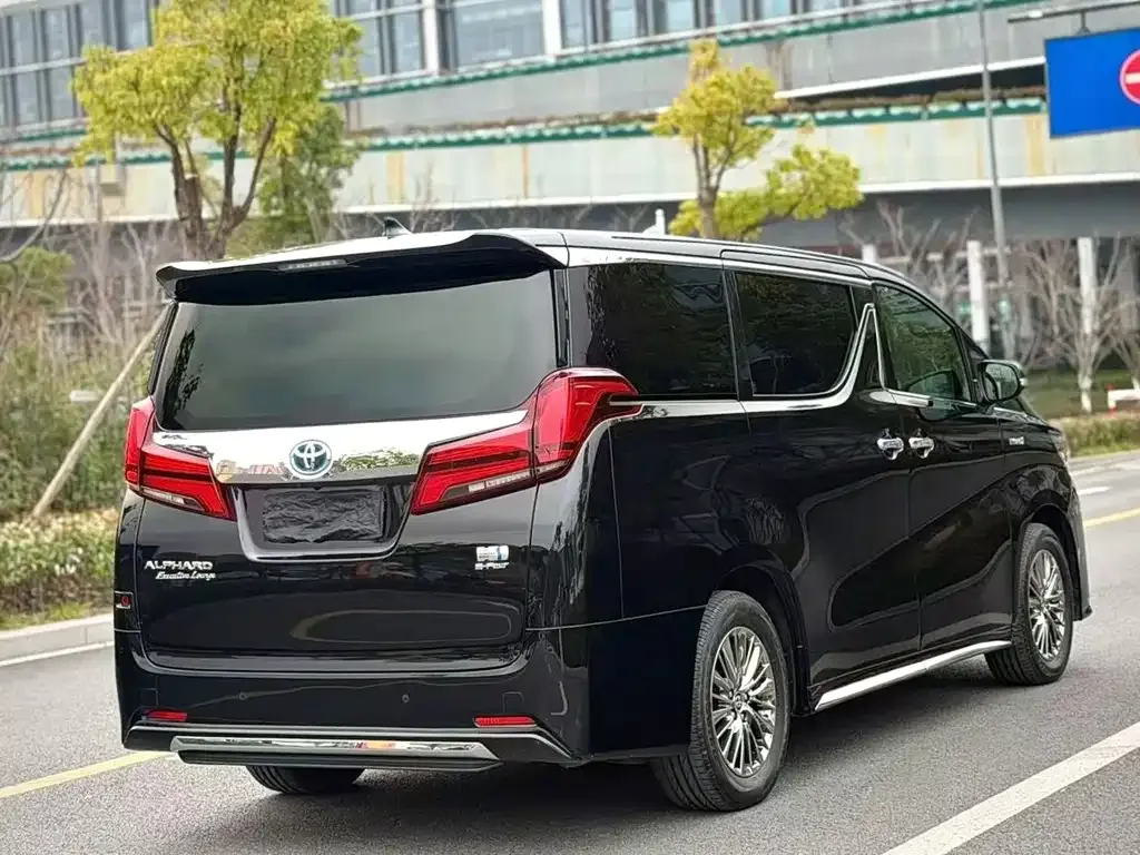 Toyota Alphard — фото 4