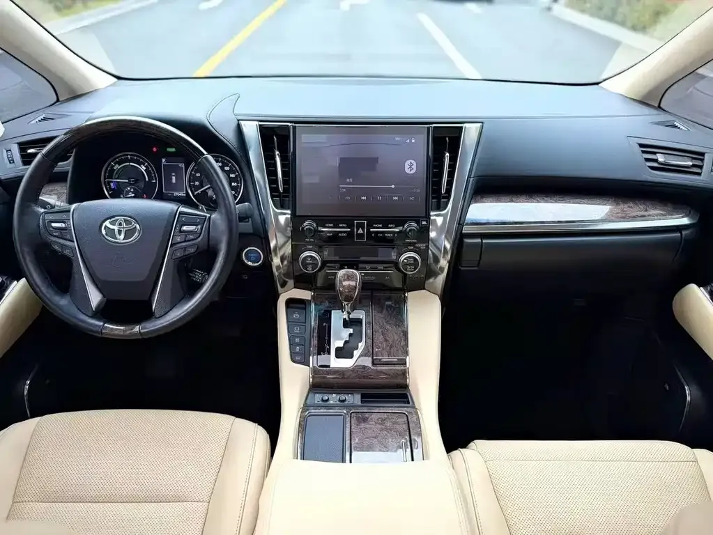 Toyota Alphard — фото 8