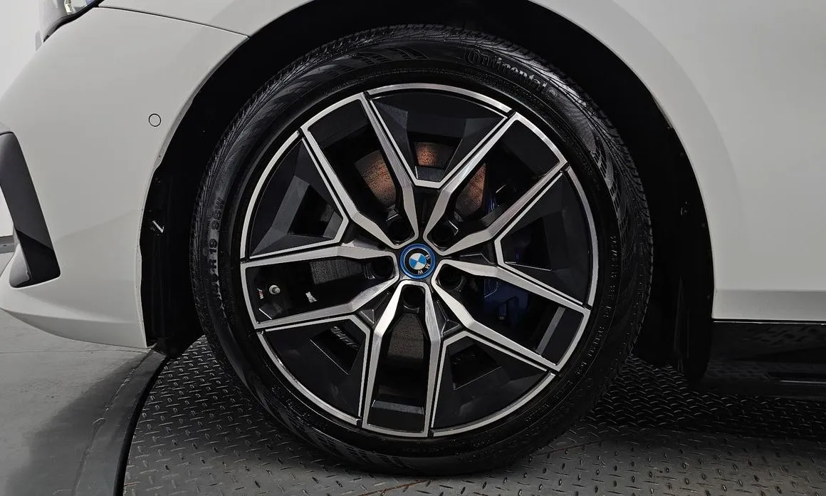 BMW i5 — фото 7