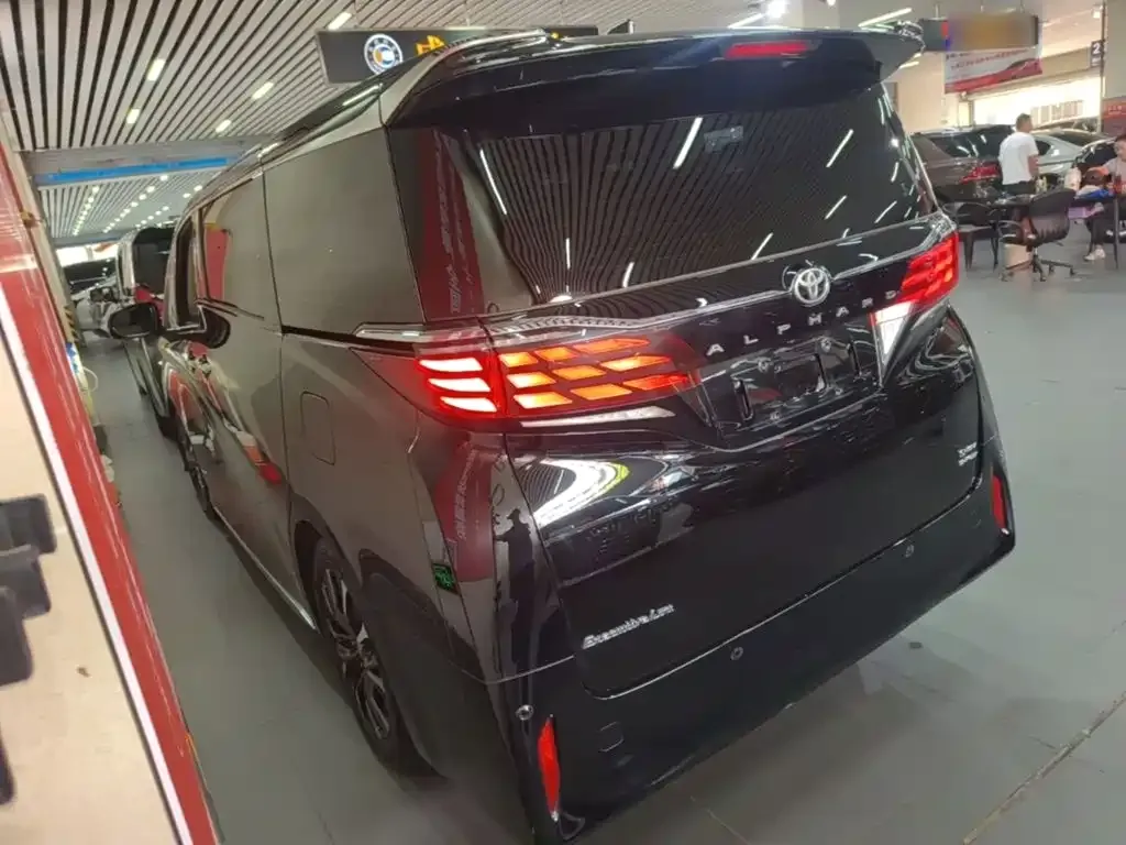 Toyota Alphard — фото 4