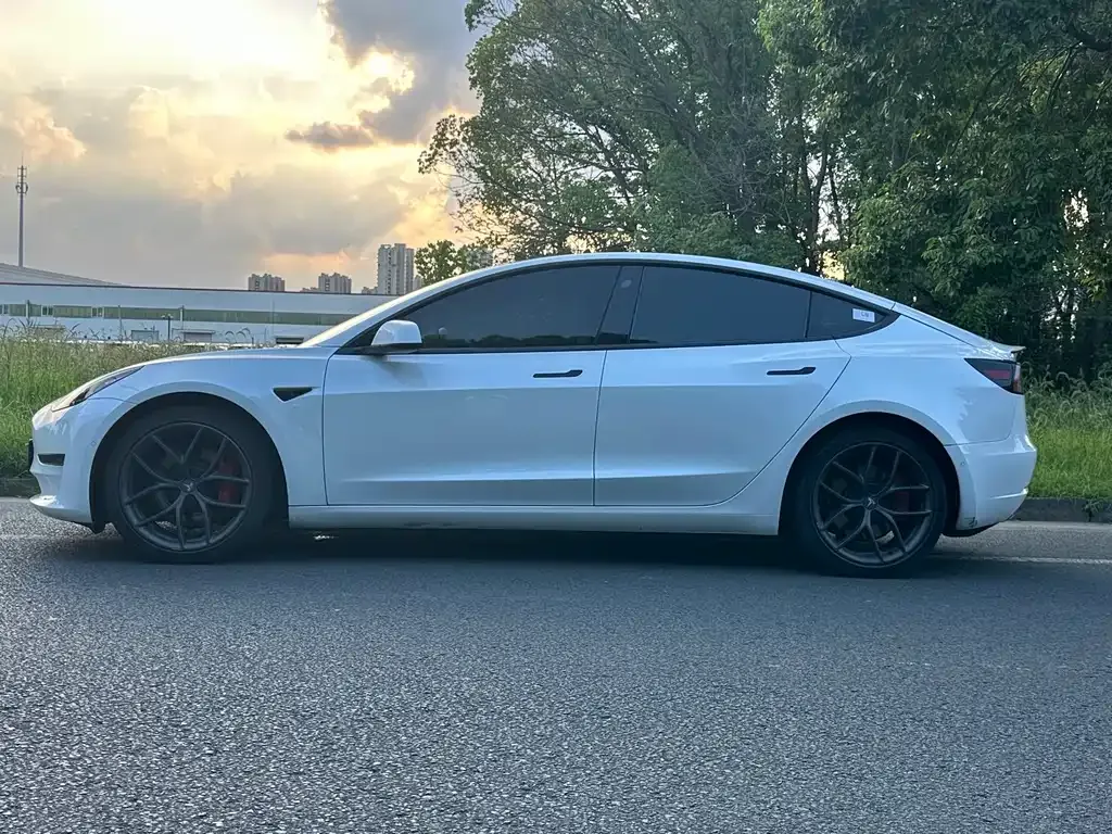 Tesla Model 3 — фото 7