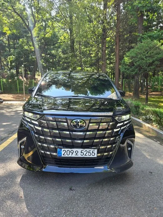 Toyota Alphard — фото 1