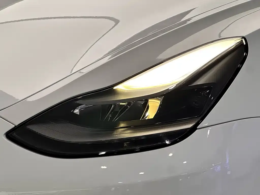 Tesla Model 3 — фото 10