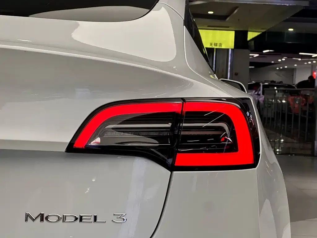 Tesla Model 3 — фото 5
