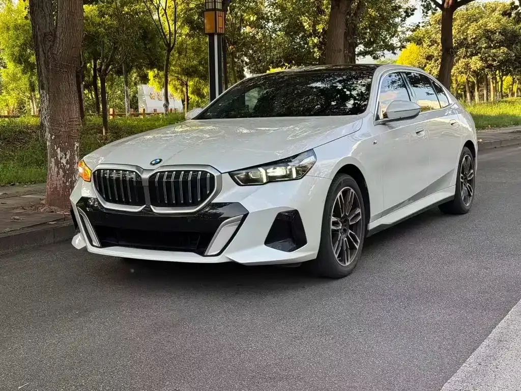 BMW 5 Series — фото 1
