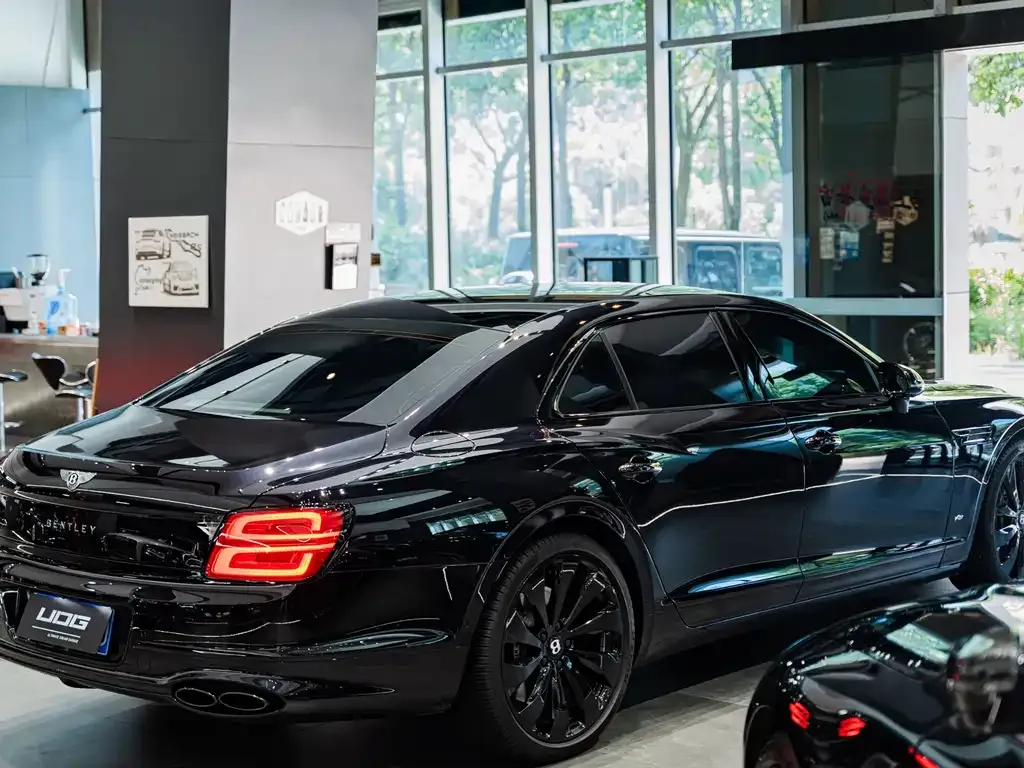 Bentley Flying Spur — фото 3