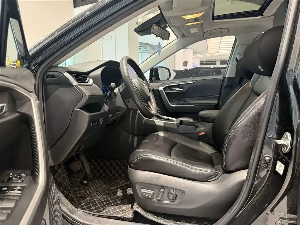 Toyota RAV4 — фото 6
