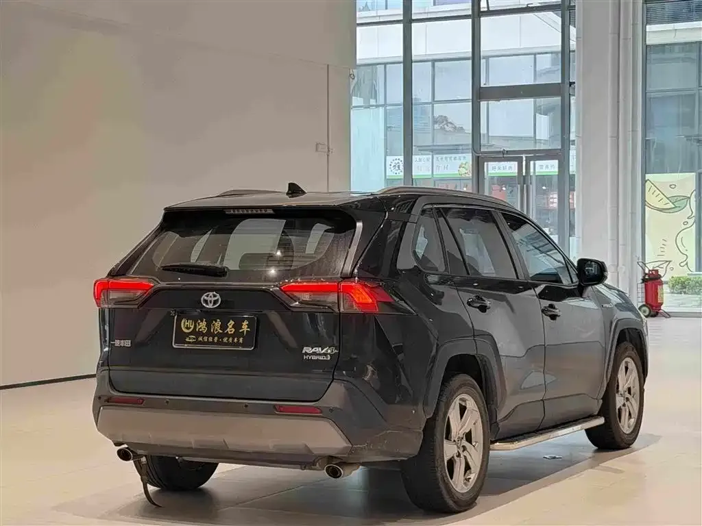 Toyota RAV4 — фото 7