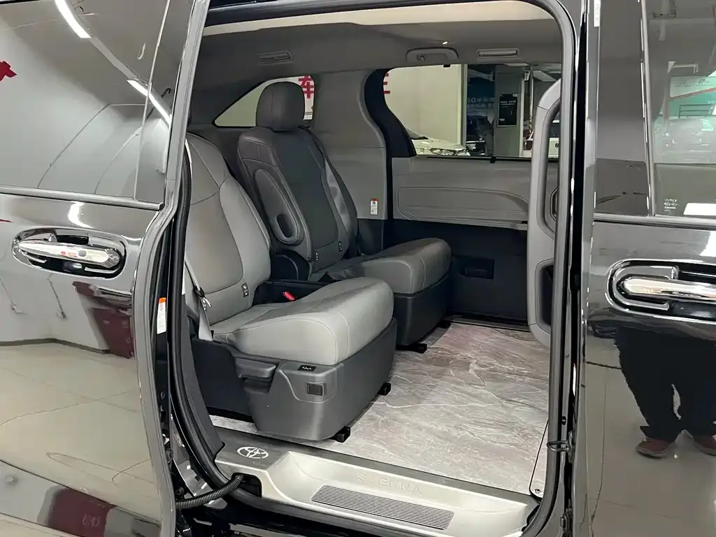 Toyota Granvia — фото 8