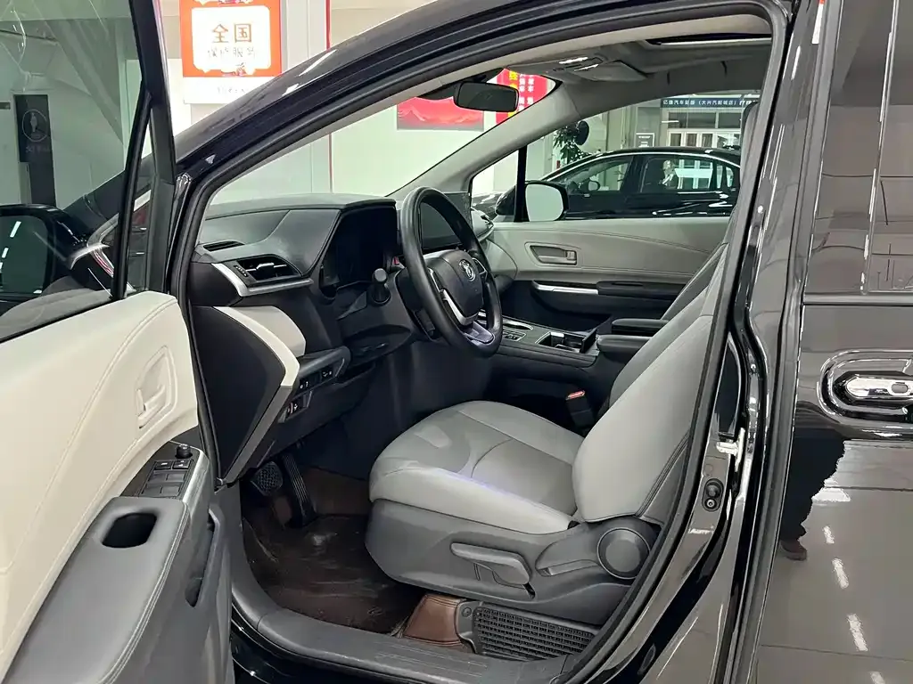 Toyota Granvia — фото 7