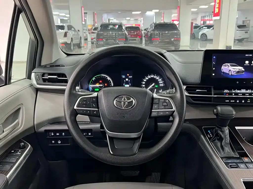 Toyota Granvia — фото 10