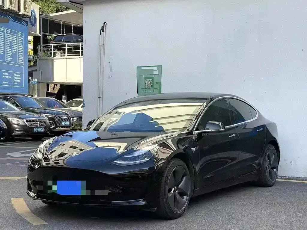 Tesla Model 3 — фото 1