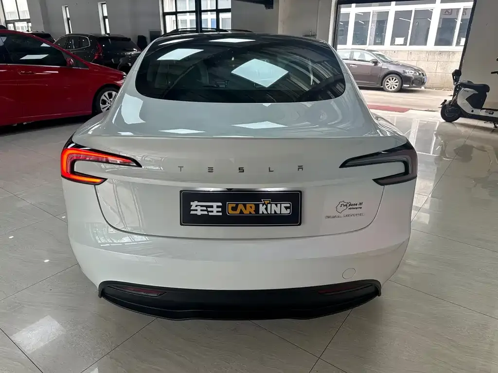 Tesla Model 3 — фото 10