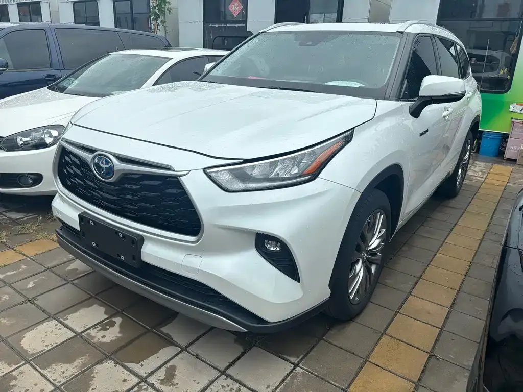 Toyota Highlander — фото 1