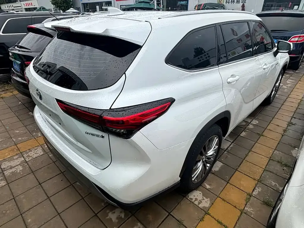 Toyota Highlander — фото 10
