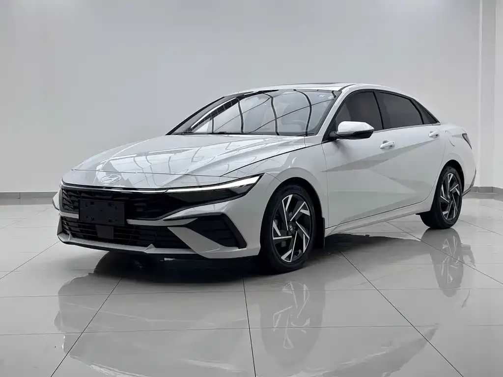 Hyundai Elantra — фото 1