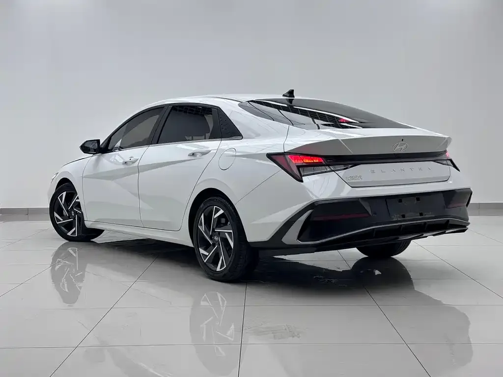 Hyundai Elantra — фото 8