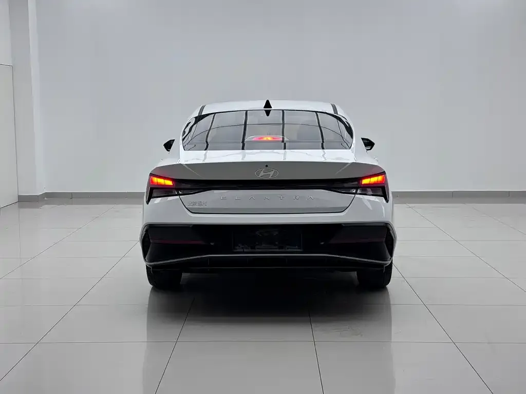 Hyundai Elantra — фото 4