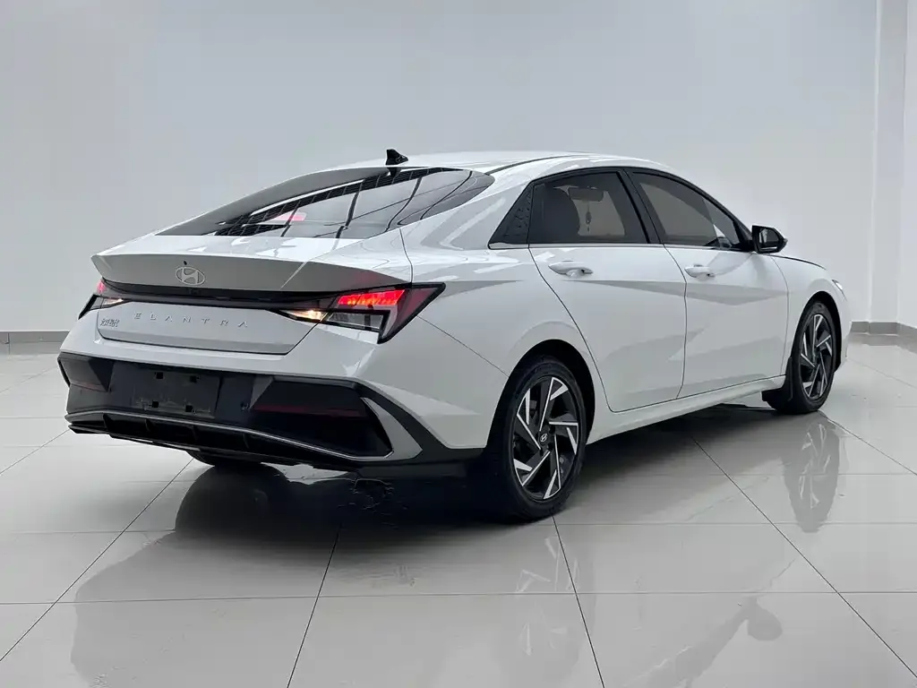 Hyundai Elantra — фото 3
