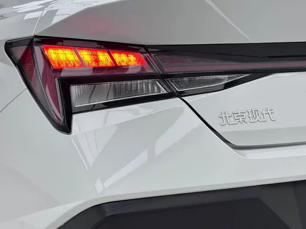 Hyundai Elantra — фото 7