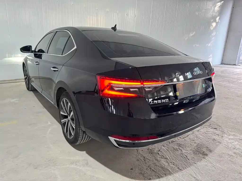 Skoda Superb — фото 9