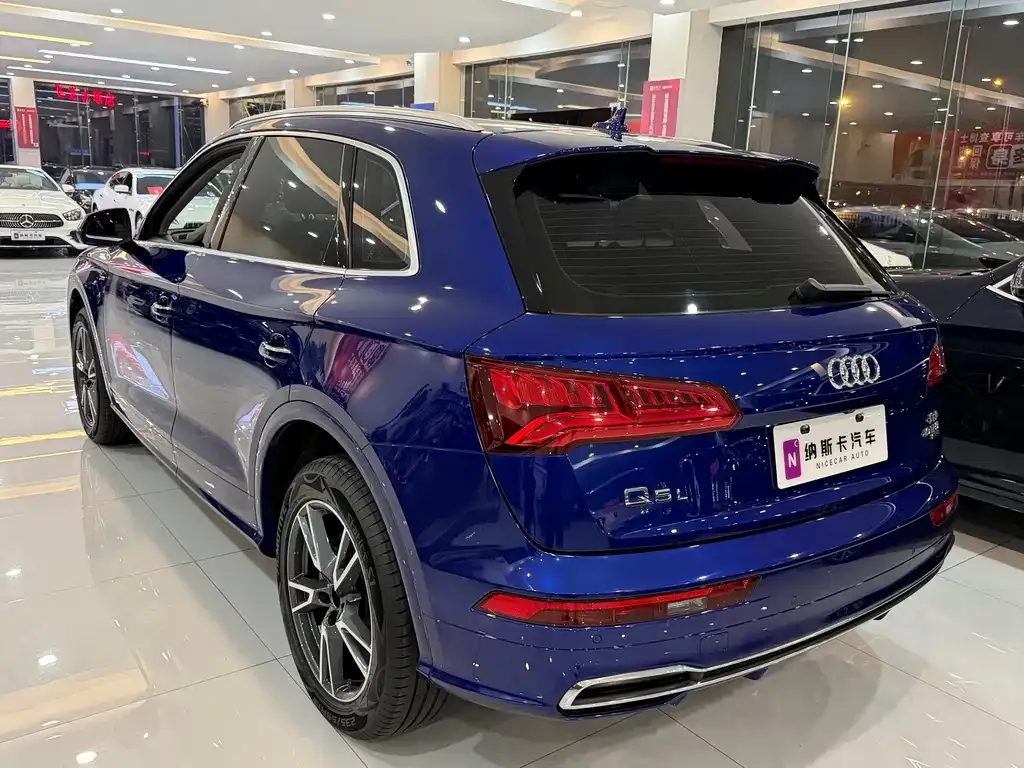 Audi Q5L — фото 10