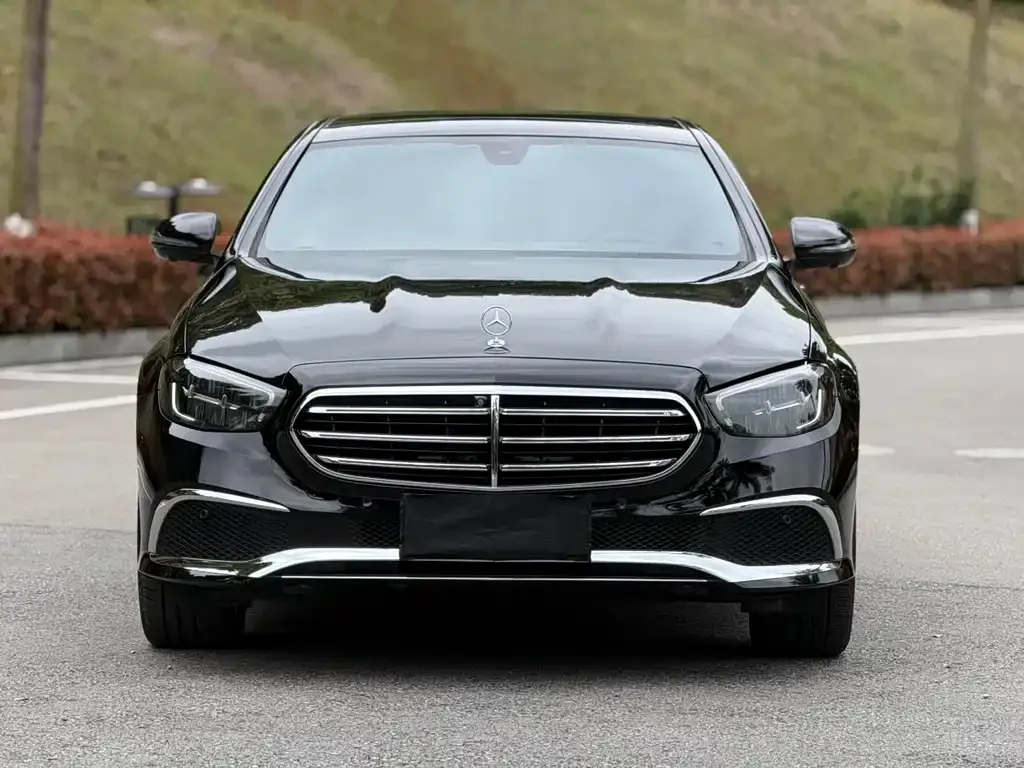 Mercedes-Benz E-Class — фото 1