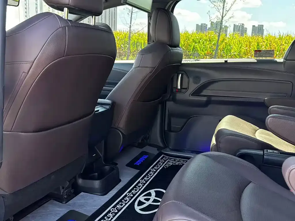 Toyota Granvia — фото 4