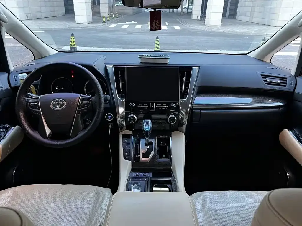 Toyota Vellfire — фото 2