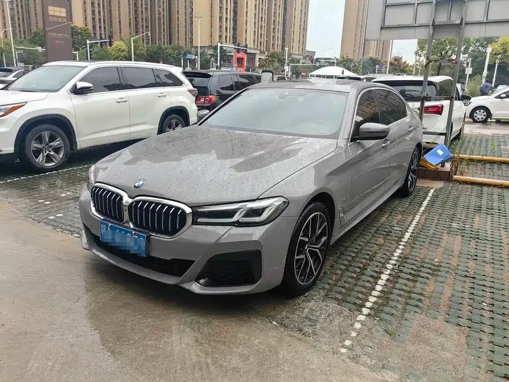 BMW 5 Series — фото 1