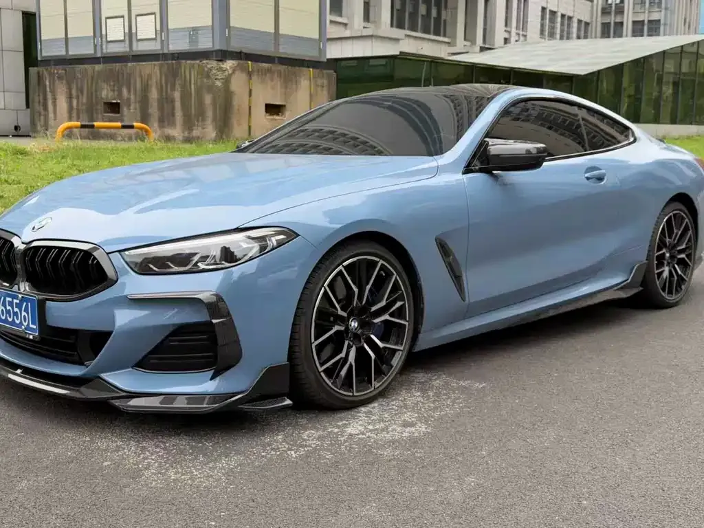 BMW 8 Series — фото 1