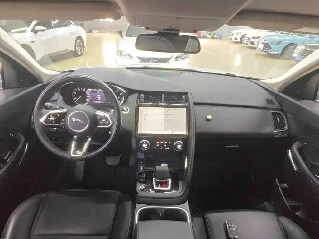 Jaguar E-PACE — фото 10