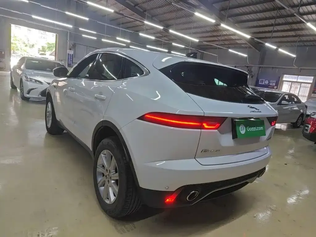 Jaguar E-PACE — фото 9