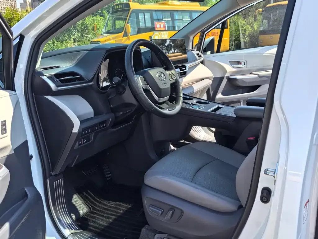 Toyota Granvia — фото 9