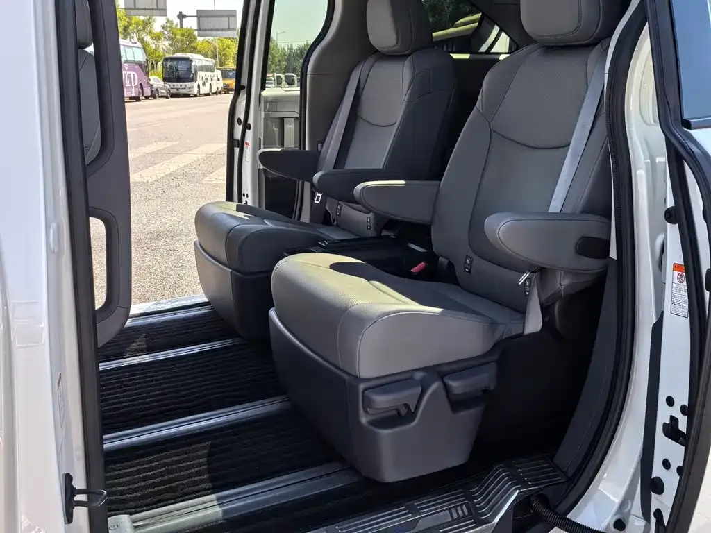 Toyota Granvia — фото 10