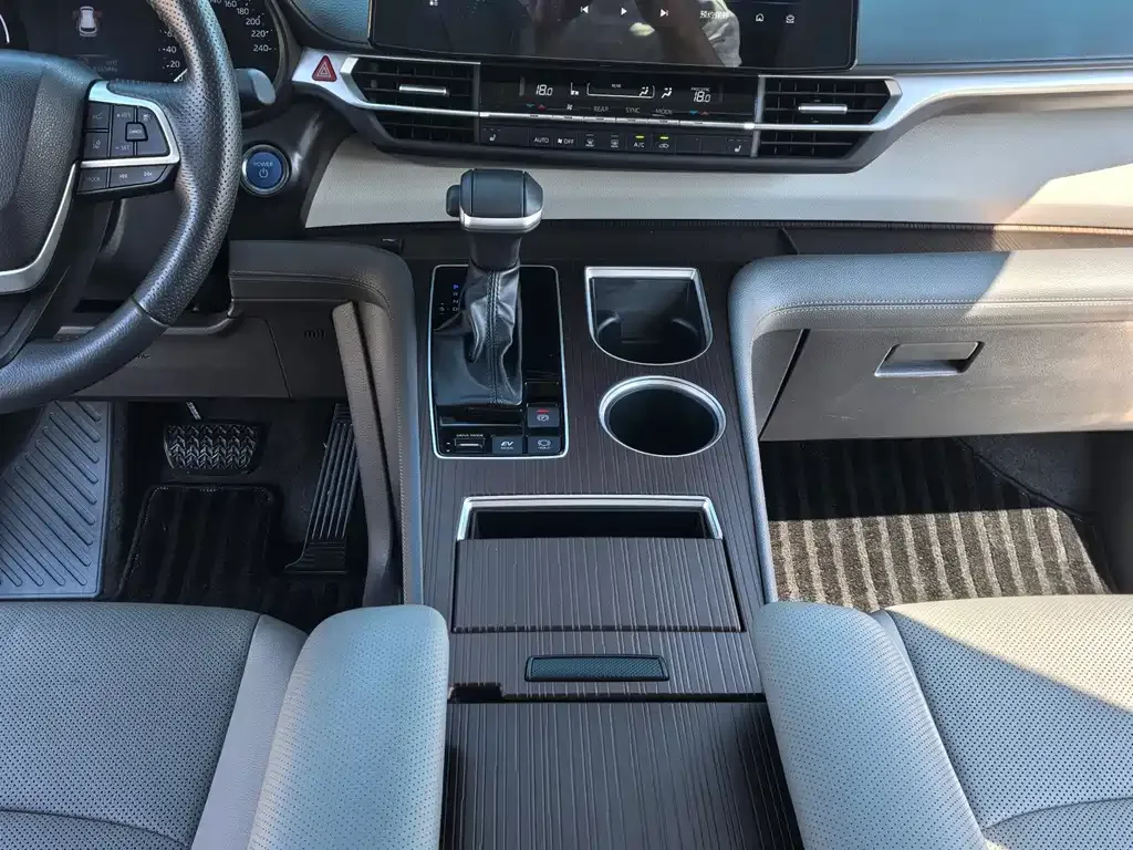 Toyota Granvia — фото 8