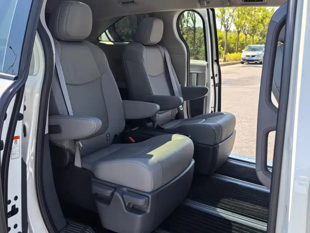 Toyota Granvia — фото 2