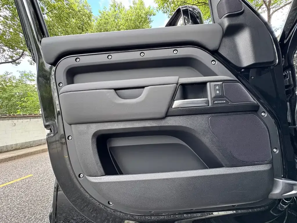 Land Rover Defender — фото 10