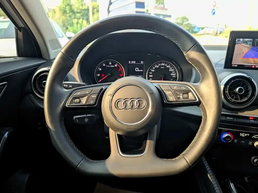 Audi Q2L — фото 2